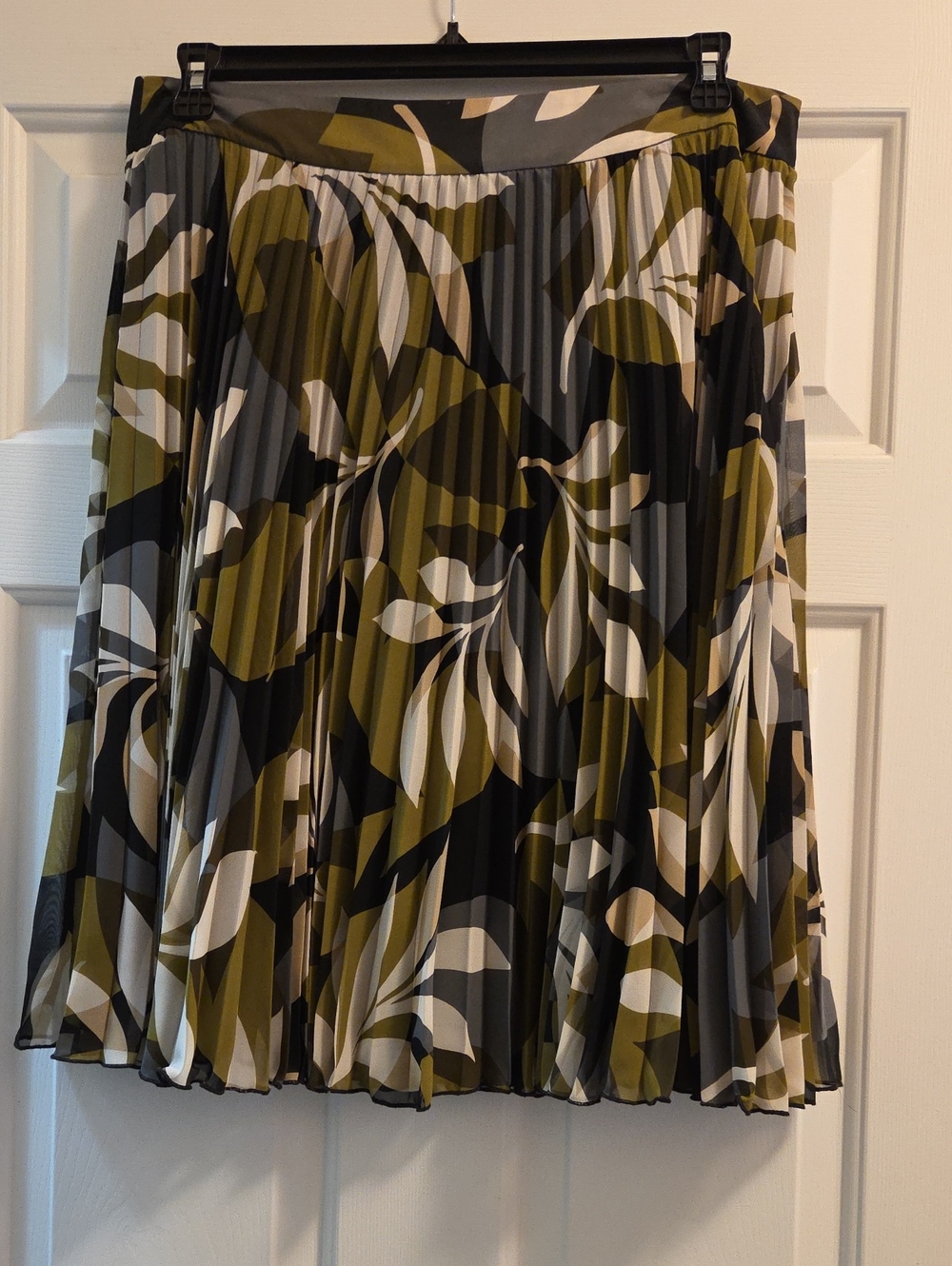 Josephine Chaus Olive Green and Black Pleated Floral Skirt